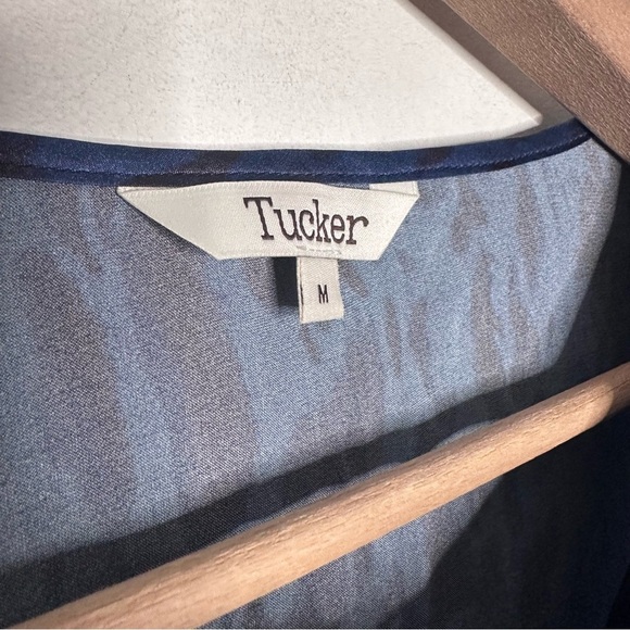 Tucker | Blue Animal Print Tie Neck Ruffle Cuff Silk Blouse Size Medium - Picture 5 of 6